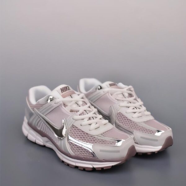 Nike Wmns Air Zoom Vomero 5 银粉色