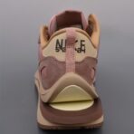 Sacai x NIKE VAPORWAFFLE 粉棕色 - Imagem 4