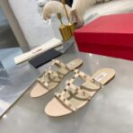 Valentino华伦天奴铆钉经典凉鞋  杏色 - Image 2