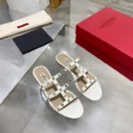 Valentino华伦天奴铆钉经典凉鞋  白色