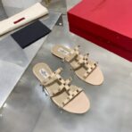 Valentino华伦天奴铆钉经典凉鞋  杏色
