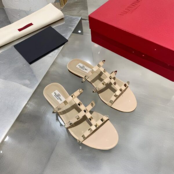 Valentino华伦天奴铆钉经典凉鞋  杏色