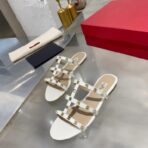 Valentino华伦天奴铆钉经典凉鞋  白色 - Image 3