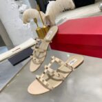 Valentino华伦天奴铆钉经典凉鞋  杏色 - Image 3