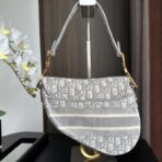 克里斯汀・迪奥（Christian Dior）Saddle 系列浅灰色 Oblique 提花帆布 D 形吊饰马鞍包 - Image 2