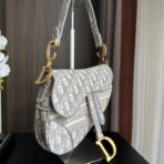 克里斯汀・迪奥（Christian Dior）Saddle 系列浅灰色 Oblique 提花帆布 D 形吊饰马鞍包 - Image 4