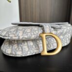 克里斯汀・迪奥（Christian Dior）Saddle 系列浅灰色 Oblique 提花帆布 D 形吊饰马鞍包 - Image 3