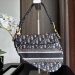 克里斯汀・迪奥（Christian Dior）Saddle 系列深蓝色 Oblique 提花帆布 D 形吊饰马鞍包 - Image 3