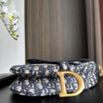 克里斯汀・迪奥（Christian Dior）Saddle 系列深蓝色 Oblique 提花帆布 D 形吊饰马鞍包 - Image 4