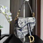 克里斯汀・迪奥（Christian Dior）Saddle 系列深蓝色 Oblique 提花帆布老虎刺绣 D 形吊饰马鞍包 - Image 2