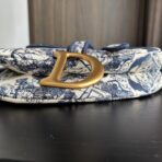 克里斯汀・迪奥（Christian Dior）Saddle 系列深蓝色 Oblique 提花帆布老虎刺绣 D 形吊饰马鞍包 - Image 4