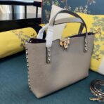 华伦天奴 Valentino Garavani Rockstud 粒面小牛皮托特包  灰色小号 - Imagem 2