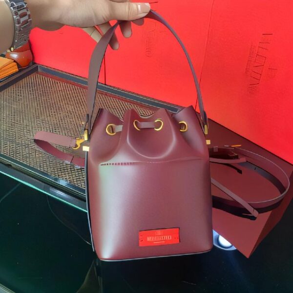 华伦天奴（Valentino Garavani）Locò 系列 Rosso 牛血色小牛皮抽绳迷你水桶包
