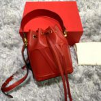 华伦天奴（Valentino Garavani）Locò 系列 Rosso 红色小牛皮抽绳迷你水桶包 - Imagem 2