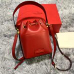 华伦天奴（Valentino Garavani）Locò 系列 Rosso 红色小牛皮抽绳迷你水桶包