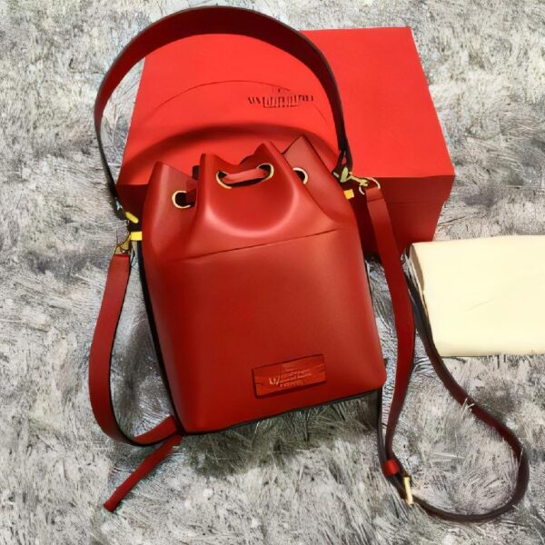 华伦天奴（Valentino Garavani）Locò 系列 Rosso 红色小牛皮抽绳迷你水桶包