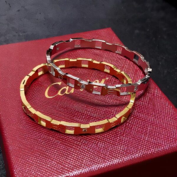 卡地亚（Cartier）Maillon Panthère 系列 18K 金镶钻链式手镯