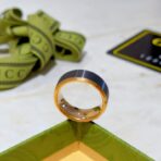 古驰（GUCCI）Icon 系列金色金属配黑色合成刚玉宽版戒指 - Imagem 4