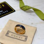 古驰（GUCCI）Icon 系列金色金属配黑色合成刚玉宽版戒指 - Imagem 3