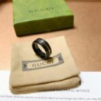 古驰（GUCCI）Icon 系列黑色合成刚玉配金色条纹宽版戒指