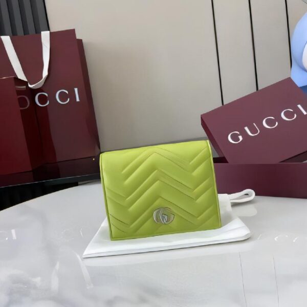 古驰（Gucci）GG Marmont 系列浅绿色绗缝皮革短款钱包