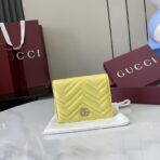 古驰（Gucci）GG Marmont 系列浅黄色绗缝皮革短款钱包