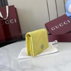古驰（Gucci）GG Marmont 系列浅黄色绗缝皮革短款钱包 - Imagem 2