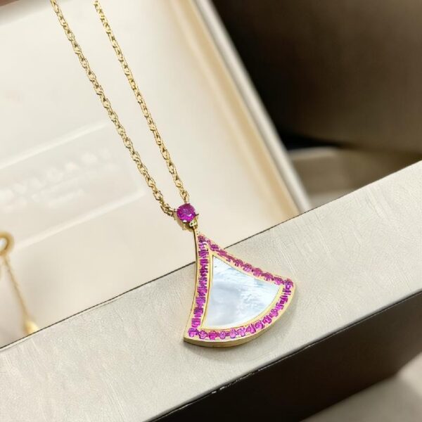 宝格丽（Bulgari）Divas' Dream 系列 18K 黄金白贝母镶粉蓝宝石及钻石扇形吊坠可调节项链