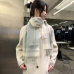 巴宝莉(Burberry)【大格战马】羊绒围巾 浅绿色 - Imagem 4