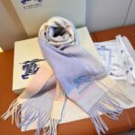 巴宝莉(Burberry)【大格战马】羊绒围巾 浅蓝色 - Imagem 2