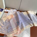 巴宝莉(Burberry)【大格战马】羊绒围巾 浅蓝色 - Imagem 3