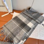 巴宝莉(Burberry)战马刺绣围巾 灰色 - Imagem 3