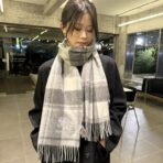 巴宝莉(Burberry)战马刺绣围巾 灰色 - Imagem 4