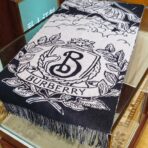 巴宝莉(Burberry)提花战马徽标logo配焦糖配色披肩 黑色