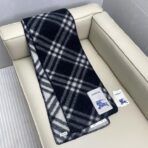 巴宝莉(Burberry)格纹羊毛围巾 黑色 - Imagem 2
