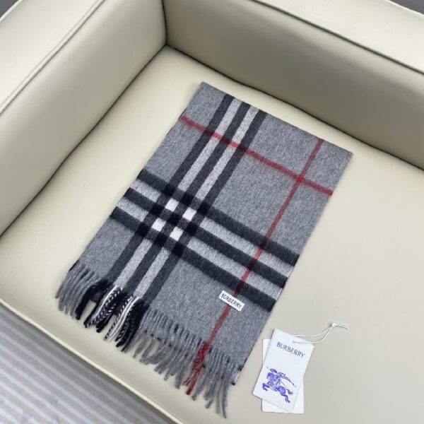 巴宝莉(Burberry)经典格子羊绒围巾 浅灰