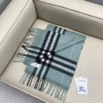 巴宝莉(Burberry)经典格子羊绒围巾 浅灰绿 - Imagem 4