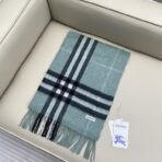 巴宝莉(Burberry)经典格子羊绒围巾 浅灰绿