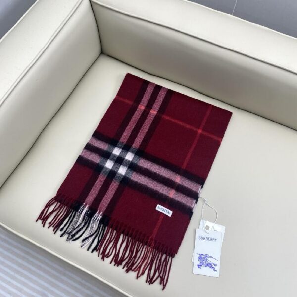 巴宝莉(Burberry)经典格子羊绒围巾 酒红色