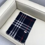 巴宝莉(Burberry)经典格子羊绒围巾 黑色