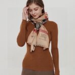 巴宝莉(Burberry)经典格钻石纹围巾 棕色 - 图片 4