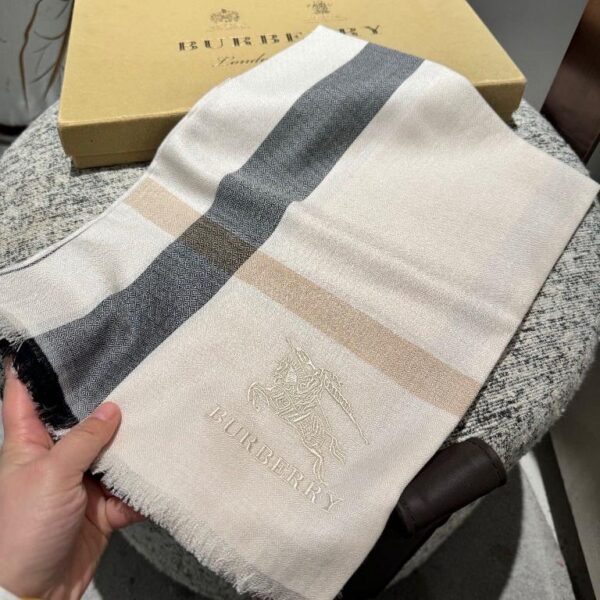 巴宝莉(Burberry)经典格钻石纹围巾 米色