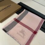 巴宝莉(Burberry)经典格钻石纹围巾 粉色