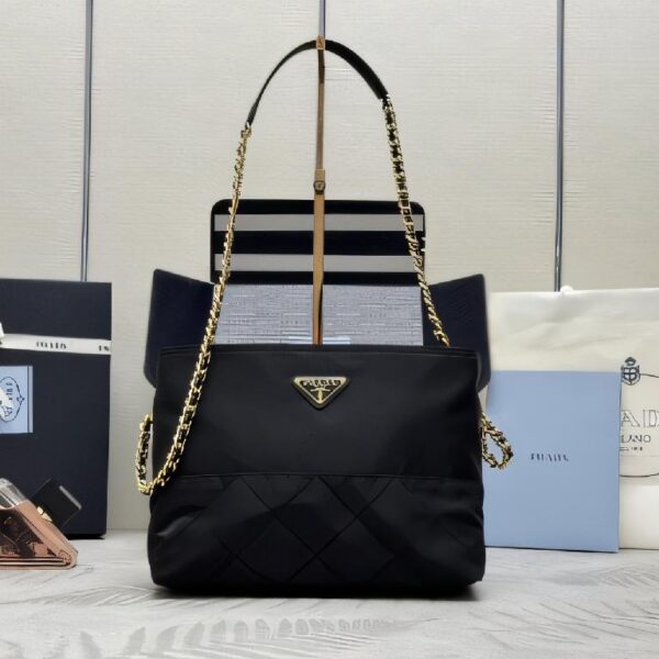 普拉达（PRADA）Re-Edition 2005 系列黑色尼龙菱格绗缝三角标链条斜挎包