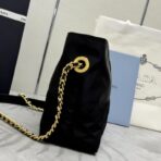 普拉达（PRADA）Re-Edition 2005 系列黑色尼龙菱格绗缝三角标链条斜挎包 - Image 3