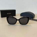 普拉达（Prada）Symbole 系列黑色镜框金色徽标装饰猫眼太阳镜 - 图片 2