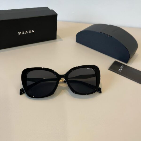 普拉达（Prada）Symbole 系列黑色镜框金色徽标装饰猫眼太阳镜