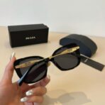 普拉达（Prada）Symbole 系列黑色镜框金色徽标装饰猫眼太阳镜 - 图片 4