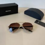 普拉达（Prada）徽标系列金色金属框棕色飞行员太阳镜