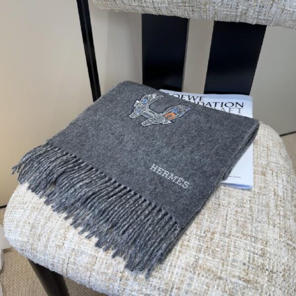爱马仕(HERMES)H刺绣logo搭配双边配色围巾 灰蓝色